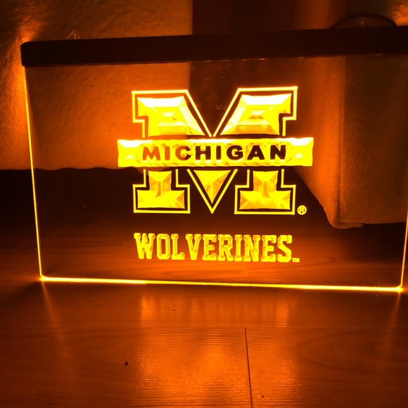 MICHIGAN WOLVERINES LED NEON GOLD LIGHT SIGN 8x12 - Picture 2 of 4